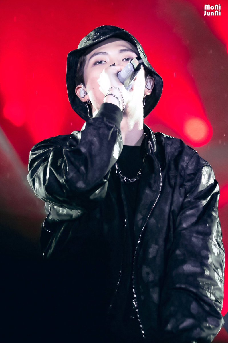 KlMNAMJON's tweet photo. RMPICS_twt :RT RMPICS_twt: 190512 LY:SY tour in Chicago D2
📸 cr. MoNiJunNi #RM 🖤❤️🖤
#BTSatSoldierField_D2 BTS_twt https://t.co/nP53IekHtW