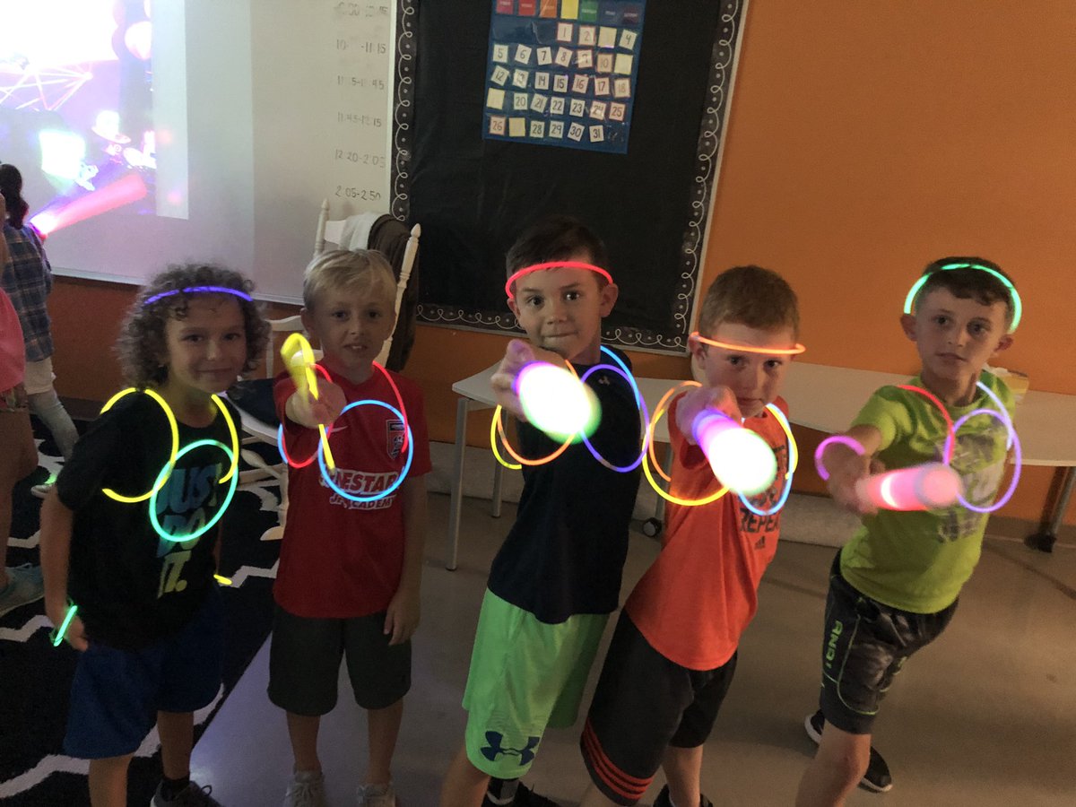 MrsAlexanderSSE's tweet photo. So much fun at our glow &amp; grow dance party with @MsLinnSSE &amp; @kflanaginSSE! #sycaMOREyr2 #iamdsisd @SycamoreSprgsES https://t.co/NL5eZeBK4v