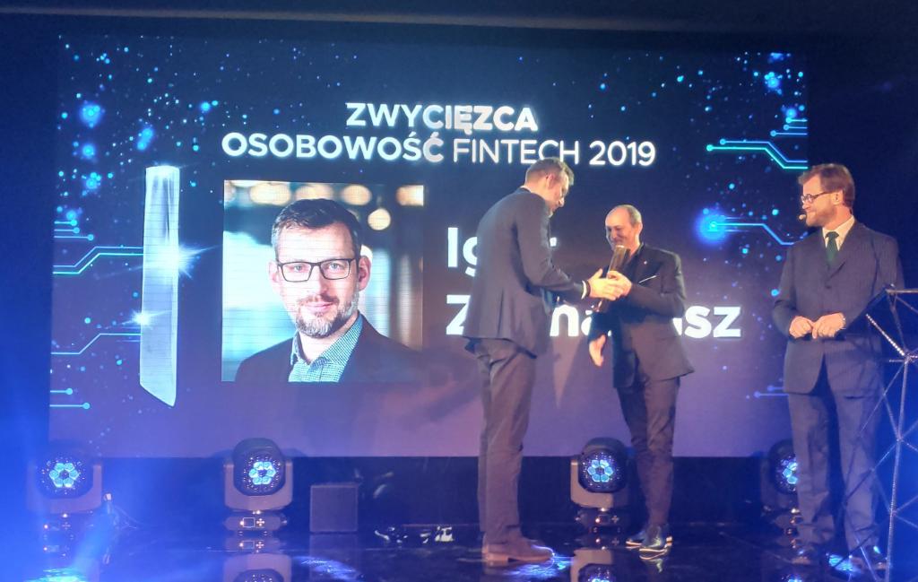 Trwa uroczysta gala zorganizowana w ramach Cashless Fintech Evening. <a href="/IgorZacharjasz/">Igor Zacharjasz</a>, Director Engagement, w #Visa Innovation Incubator odbiera nagrodę w kategorii Osobowość Fintech 2019, przyznaną za wpływ na rozwój branży fintech w Polsce. 🏆 Gratulujemy! <a href="/Cashlesspl/">Cashless.pl</a>