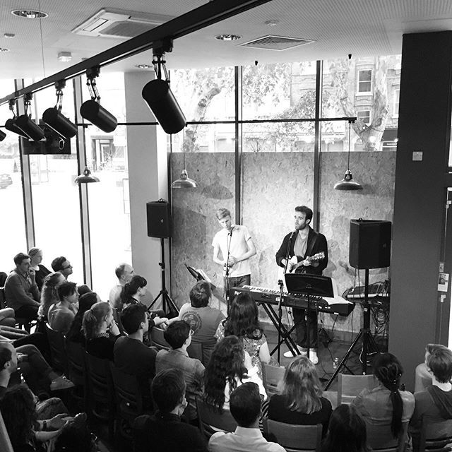 oasishubcoffee's tweet photo. Harry and Chris performing their Edinburgh preview #harrynchris
#musicandcomedy #edinburghpreviews #harrybaker #chrisread https://t.co/owB3gXXxs9 https://t.co/zrPItm6pgG