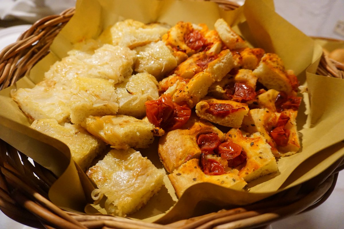 untrolleyperdue's tweet photo. Benvenuti in #Puglia! 😋
Terra di tradizioni, dove si vive bene e si mangia ancora meglio! 😍

Finisce qui la dieta, inizia l'abbandono ai piaceri della tavola!
Vi abbiamo voluto bene! 😜

#wehostinpuglia #weareinpuglia #maggioconversanese https://t.co/ZjeeS5Wcqg