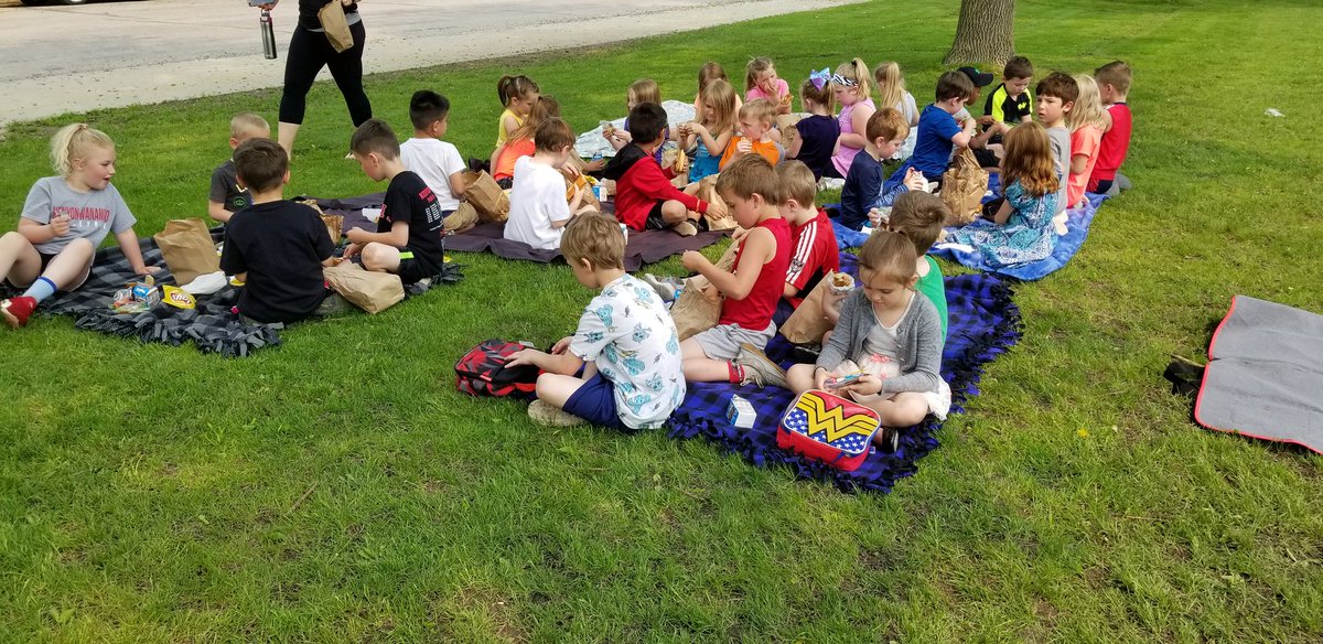ZMDEWITZ's tweet photo. Picnic lunch! #whatmakeskwgreat https://t.co/XS3uVwqlrU