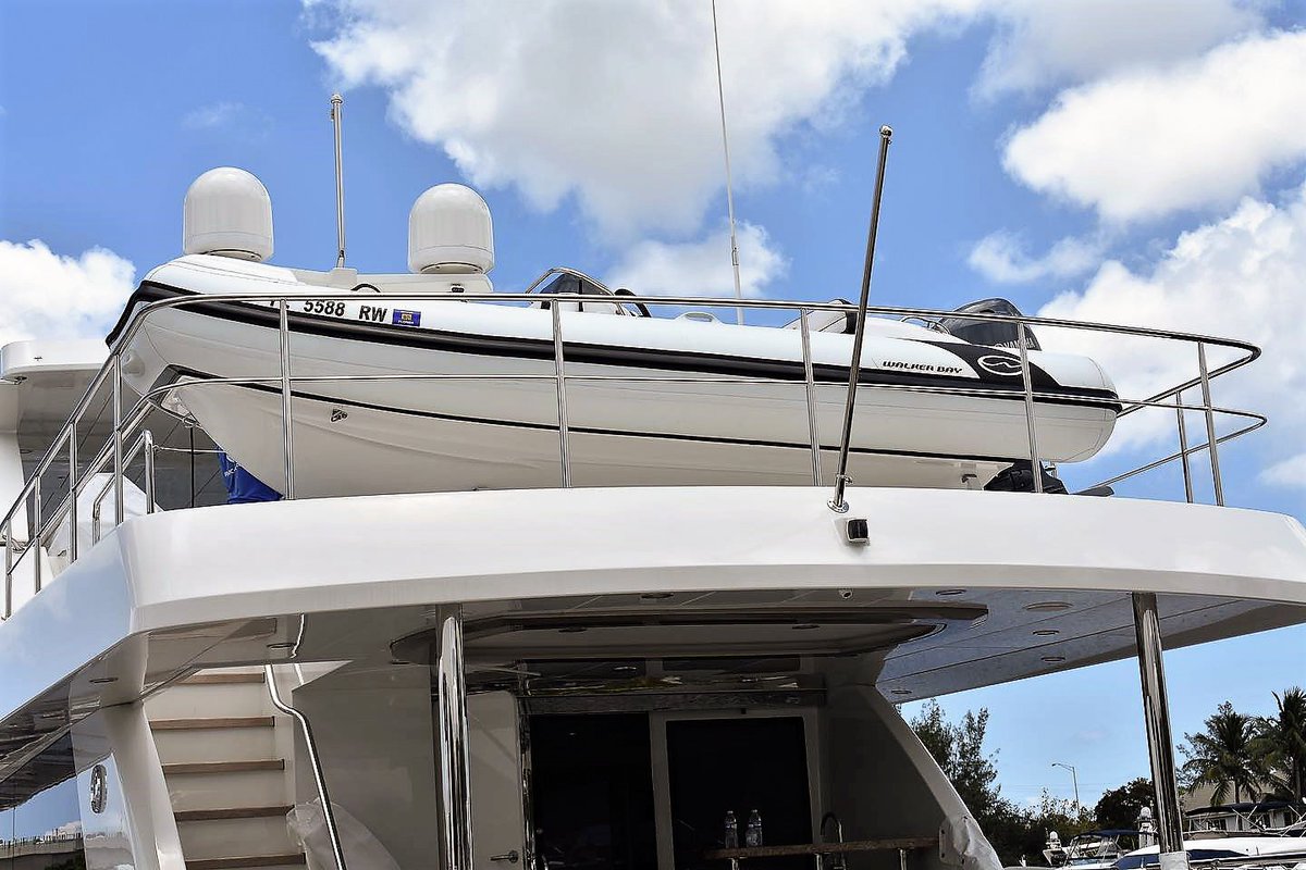 #WalkerBay Generation 450 Deluxe #YachtTender on a beautiful 85' #OceanAlexander #Yacht. Thank you to our dealer Tender Care Boats in Fort Lauderdale, and to YRM for the professional custom installation.
See the Generation 450 DLX specs and info at: bit.ly/2BlWtbr