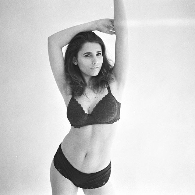 karelnavratilcz's tweet photo. 📷 https://t.co/EeLWq3Cge9
#girl #model #modelnextdoor #blackandwhite #blackandwhitephotography #baw #czech #ceska #hezkaholka #czechgirl #glamour #czechgirl #glamour #cute #livetoshoot #shoottolive #Flexaret #film #ilford #filmcomunity #art #ishootfilm… https://t.co/M0iizwSPeb https://t.co/hNNuP7sDKP