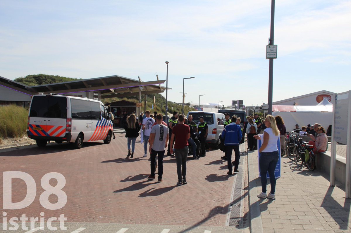 RedactieD8's tweet photo. Gezellige sfeer bij de #Strandopening in #HoekVanHolland. Vanwege het goede weer is het erg druk. De hulpdiensten hebben daardoor ook veel werk. Meerdere mensen zijn al naar het ziekenhuis vervoerd of aangehouden. https://t.co/p3opsjmbY4