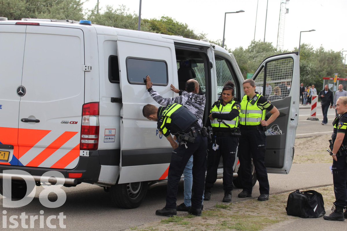 RedactieD8's tweet photo. Gezellige sfeer bij de #Strandopening in #HoekVanHolland. Vanwege het goede weer is het erg druk. De hulpdiensten hebben daardoor ook veel werk. Meerdere mensen zijn al naar het ziekenhuis vervoerd of aangehouden. https://t.co/p3opsjmbY4