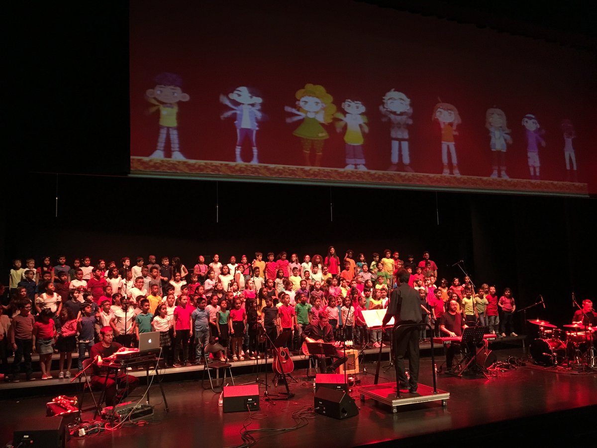 escolaSRC's tweet photo. Avui al @tjoventut els nens i nenes de 2n hem participat a la #cantata #LaClikadelRusc. Hem cantat cançons amb música en directe i amb les nostres famílies al davant! Quina emoció! @LHAjuntament @lhdigitalh #amics #amistat #música #diversitat #colors https://t.co/3vuTzaSzu6