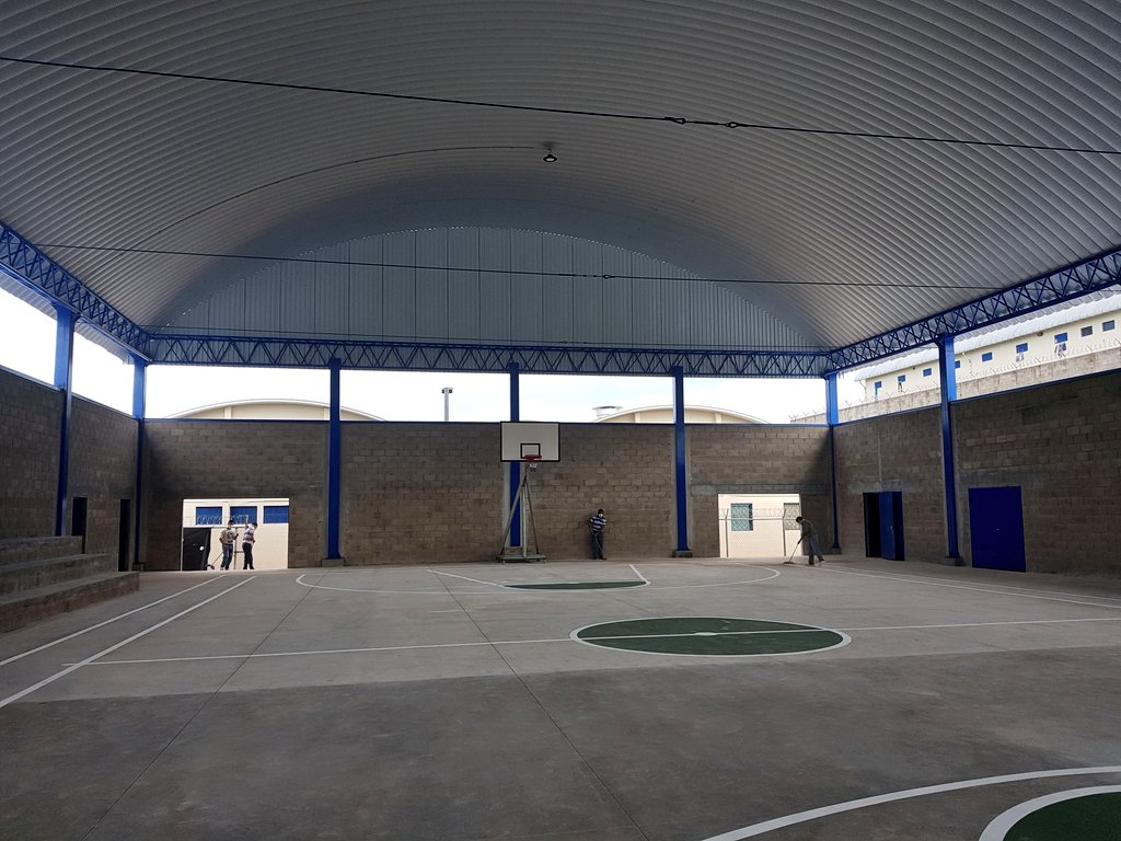 SeguridadSV's tweet photo. La nueva infraestructura cuenta con una cancha debidamente techada e iluminada, que será utilizada para actividades deportivas y culturales; además se construyeron aulas para que los jóvenes puedan recibir sus talleres vocacionales. https://t.co/1VgnXfgpeK