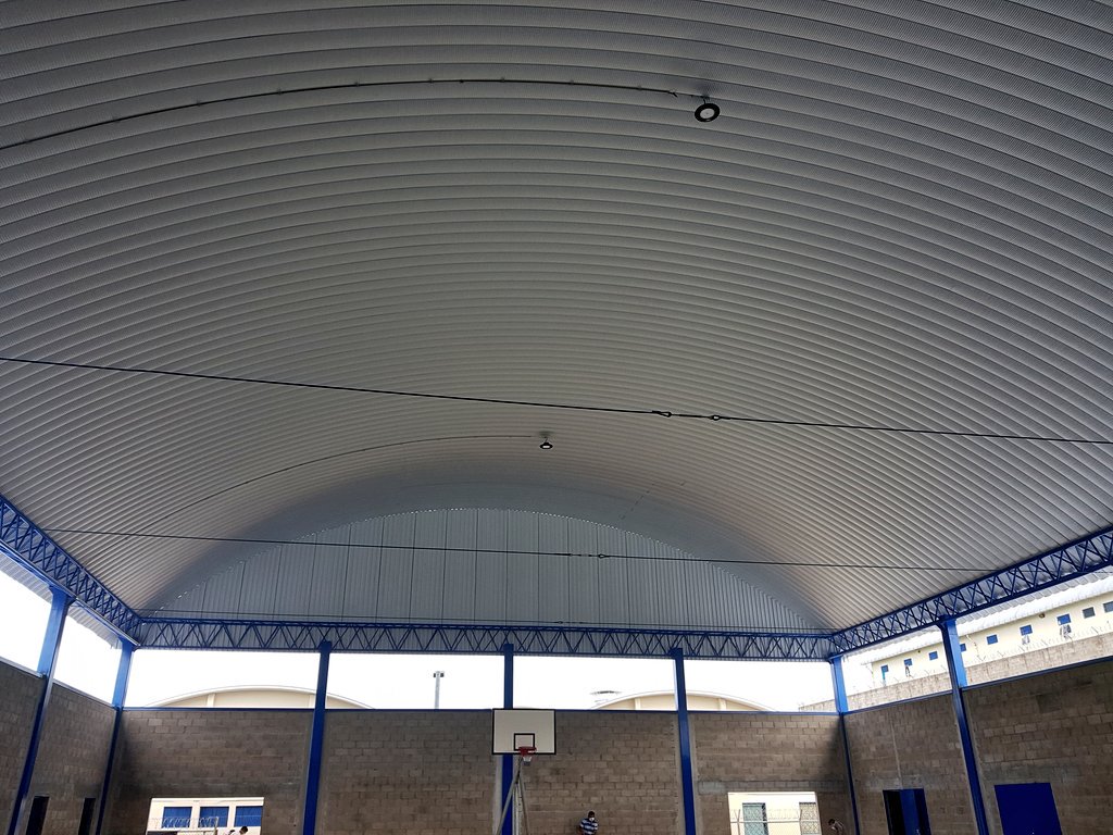 SeguridadSV's tweet photo. La nueva infraestructura cuenta con una cancha debidamente techada e iluminada, que será utilizada para actividades deportivas y culturales; además se construyeron aulas para que los jóvenes puedan recibir sus talleres vocacionales. https://t.co/1VgnXfgpeK