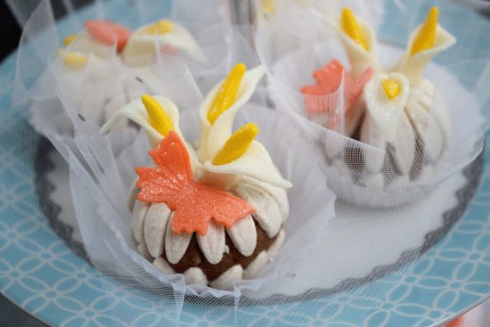 KEFTAOriginaire d'Alger. Son nom provient du persan signifiant broyer ou moudre. c'est une pâtisserie sans cuisson, à base de pâte d'amande vanillée, d'une pâte de biscuit moulu. Peut contenir plusieurs sortes de fruits secs, tels que les noisettes, les cacahuètes et les noix.