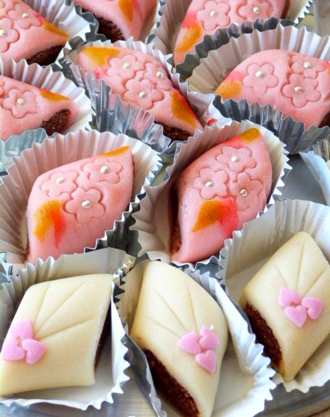 KEFTAOriginaire d'Alger. Son nom provient du persan signifiant broyer ou moudre. c'est une pâtisserie sans cuisson, à base de pâte d'amande vanillée, d'une pâte de biscuit moulu. Peut contenir plusieurs sortes de fruits secs, tels que les noisettes, les cacahuètes et les noix.