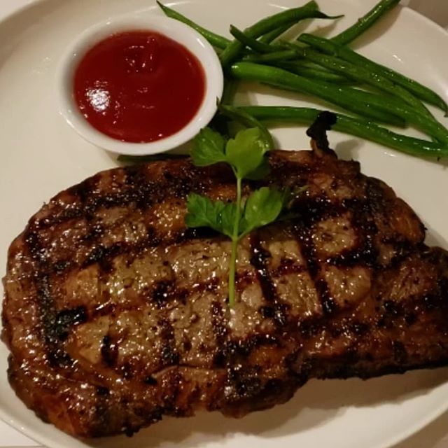 MichaelRae's tweet image. Toronto is pretty alright, even if they do serve ketchup with the steak. Canadian ketchup tastes like hot dog water. #firstworldproblems #greatwhitenorth bit.ly/2KaGakt