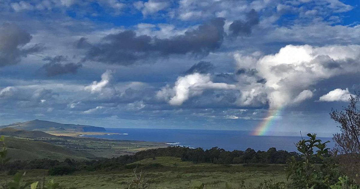 Bello día en de Rapa Nui. 😍🌊🌅 donde se esconden historias ancestrales, poderosos espíritus y el contraste entre la modernidad, la tradición y la pertenencia en la isla más retirada del mundo. Un universo por descubrir y estamos deseosos de llevárselos #NuevosProyectos.