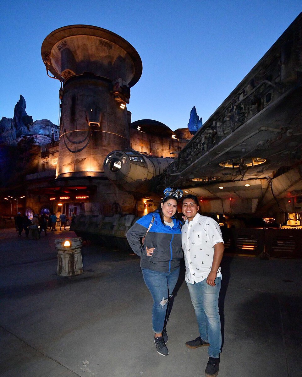 Omgits_jackiee's tweet photo. #galaxysedge #DisneylandResort #previewdays https://t.co/GlHbk3VKby