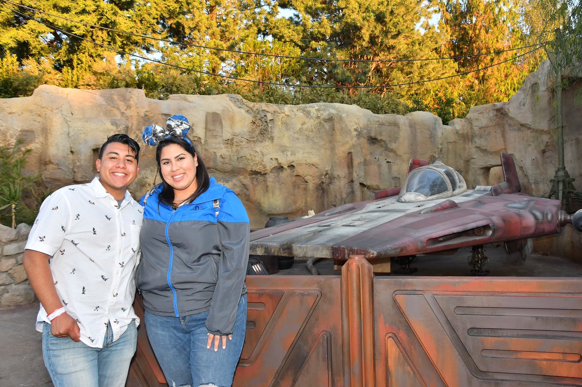 Omgits_jackiee's tweet photo. #galaxysedge #DisneylandResort #previewdays https://t.co/GlHbk3VKby