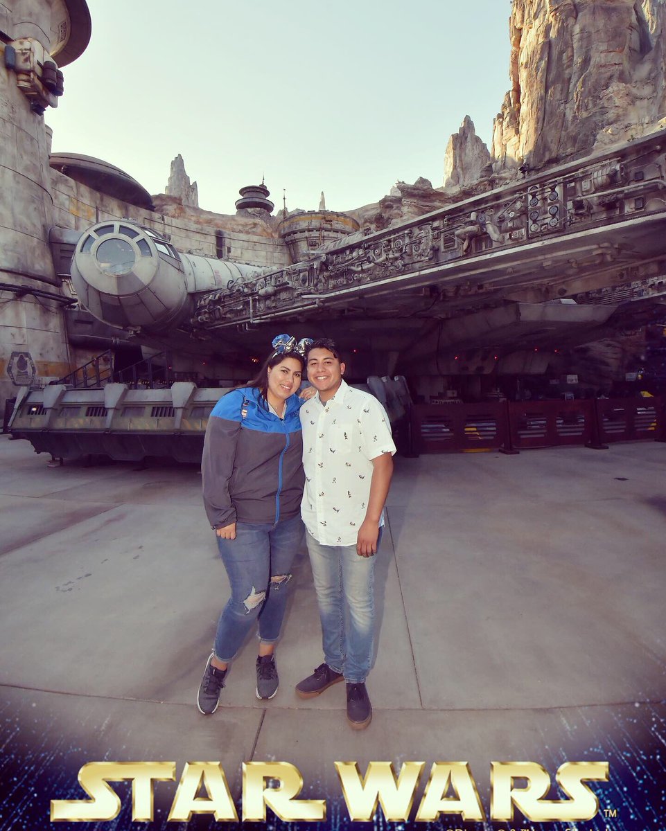 Omgits_jackiee's tweet photo. #galaxysedge #DisneylandResort #previewdays https://t.co/GlHbk3VKby