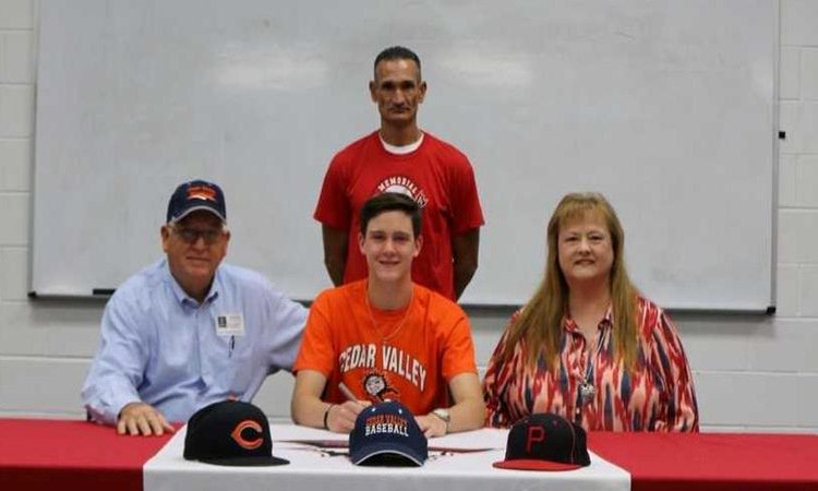 CedarValleySuns's tweet photo. #CVCBaseball Lane Holman (Goose Creek Memorial HS/Baytown, TX) Signs @CVC_Suns LOI! #SunsUp @CVCOnline @dcccd @NJCAARegion5 https://t.co/r3ItoMmCbL https://t.co/3Wq9azeutO