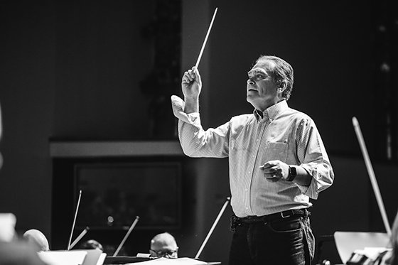 "Creemos que escogemos a la música pero es al revés, la música nos escoge a nosotros. No sé cómo sucede pero es un llamado muy especial", Eduardo Diazmuñoz, Director de Orquesta Sinfónica <a href="/OSUANL/">Orquesta Sinfónica de la UANL</a>

#música #orquesta #músicos
bit.ly/2WB1GoU