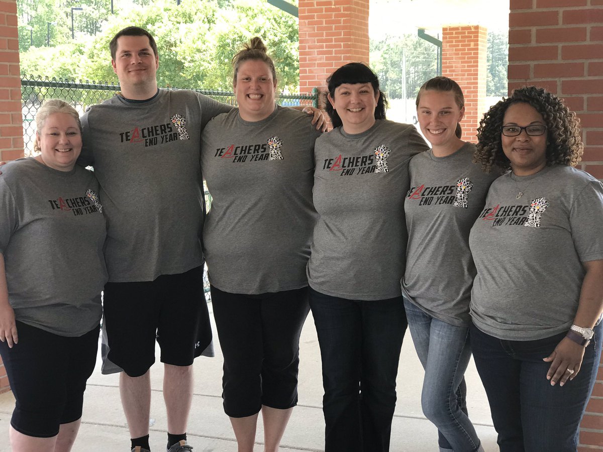CHESHINSON's tweet photo. TEACHERS END YEAR spoiler alert: Third Grade at CHES ended with bubbles, sidewalk chalk, and a Suprise Treat for the students from @PelicansSnoball #WeArePirates #ThirdGrade #TeachersEndYear #CorinthCrew #teachertribe https://t.co/YSKhzQm1i5