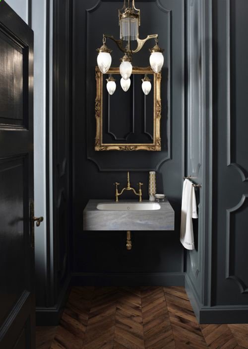 InteriorDecors1's tweet photo. Cest ma petite salle de bains. Il est noire et il a un lavabo.Les parquets de bois. Au dessus du lavabo il y a un miroir sur le mur. Il y a une lustre avec trois lumières. À droite du lavabo est un blanch s ... - #home #homedecor #decor #interiordesign https://t.co/BdjIKSTV4h https://t.co/1YLwHtcGEd