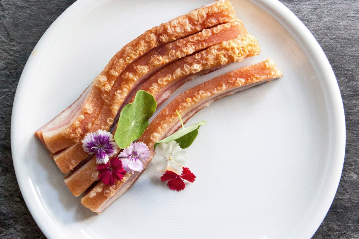 innoflower's tweet photo. Las #florescomestibles son el atrezzo perfecto para jugar con los sentidos 🎩🐰🌸 #gastronomía #floresquesecomen #food #foodie #Innoflower https://t.co/T8Hhs2K6hC