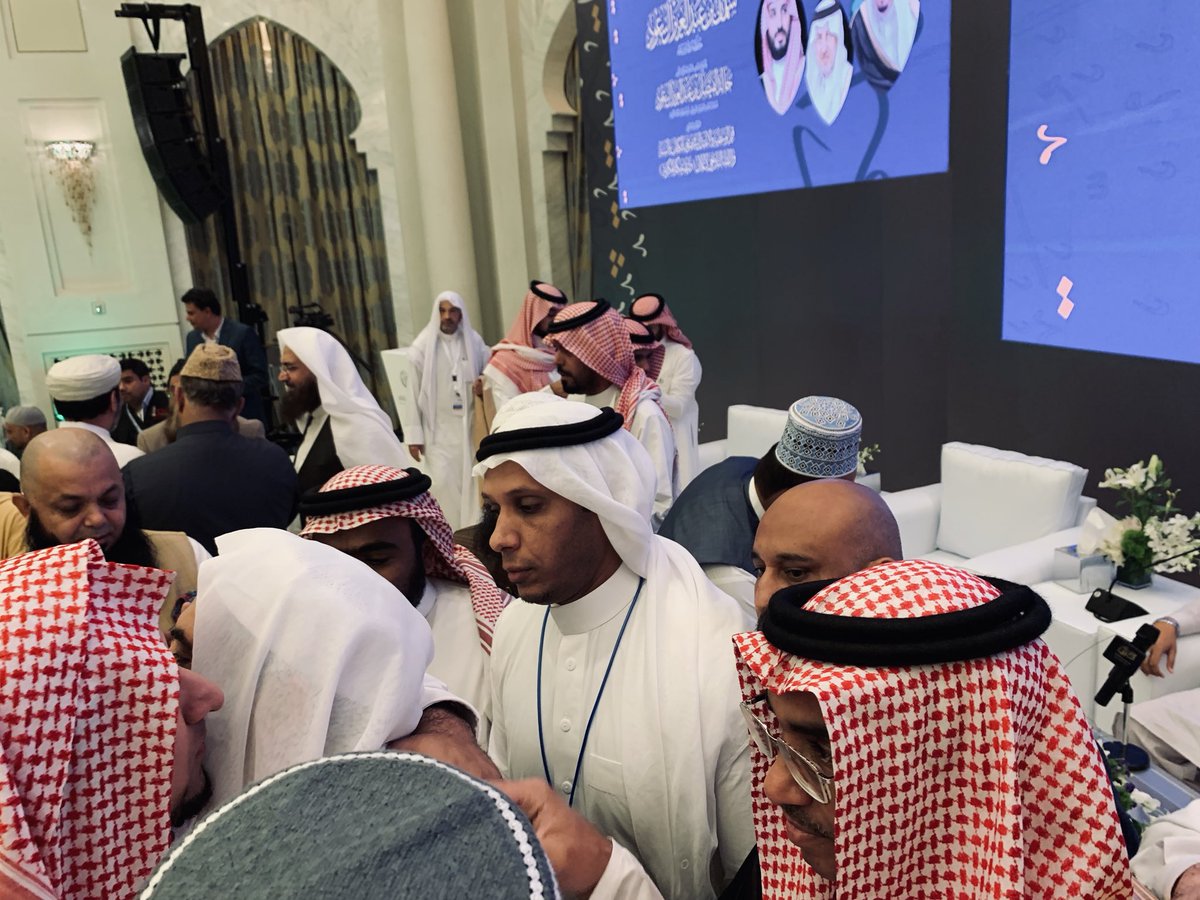 HHSCUK's tweet photo. مؤتمر رابطة العالم الاسلامي بعنوان (قيم الوسطية والاعتدال في نصوص الكتاب والسنة)المنعقد بمكة المكرمة وحضور العلماء                                                   مقابلة فضيلة الشيخ طاهر محمود اشرفي @TahirAshrafi رئيس مجلس علماء باكستان ولقاء فضيلة الامين العام للرابطة #مكة https://t.co/5DJrSgLpkq
