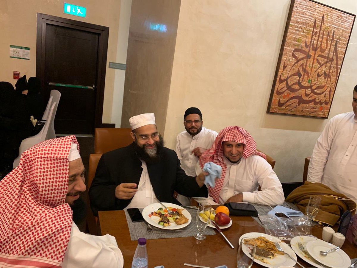 HHSCUK's tweet photo. مؤتمر رابطة العالم الاسلامي بعنوان (قيم الوسطية والاعتدال في نصوص الكتاب والسنة)المنعقد بمكة المكرمة وحضور العلماء                                                   مقابلة فضيلة الشيخ طاهر محمود اشرفي @TahirAshrafi رئيس مجلس علماء باكستان ولقاء فضيلة الامين العام للرابطة #مكة https://t.co/5DJrSgLpkq