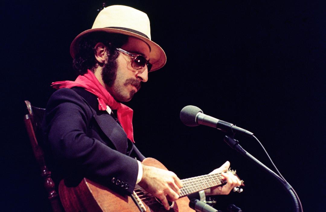 @RollingStone Follow Leon Redbone, the singer who built a career out of performing ragtime, vaudeville and American standards with a sly wink and an unmistakable, nasally voice, has died at age 69 rol.st/2XbrLbg