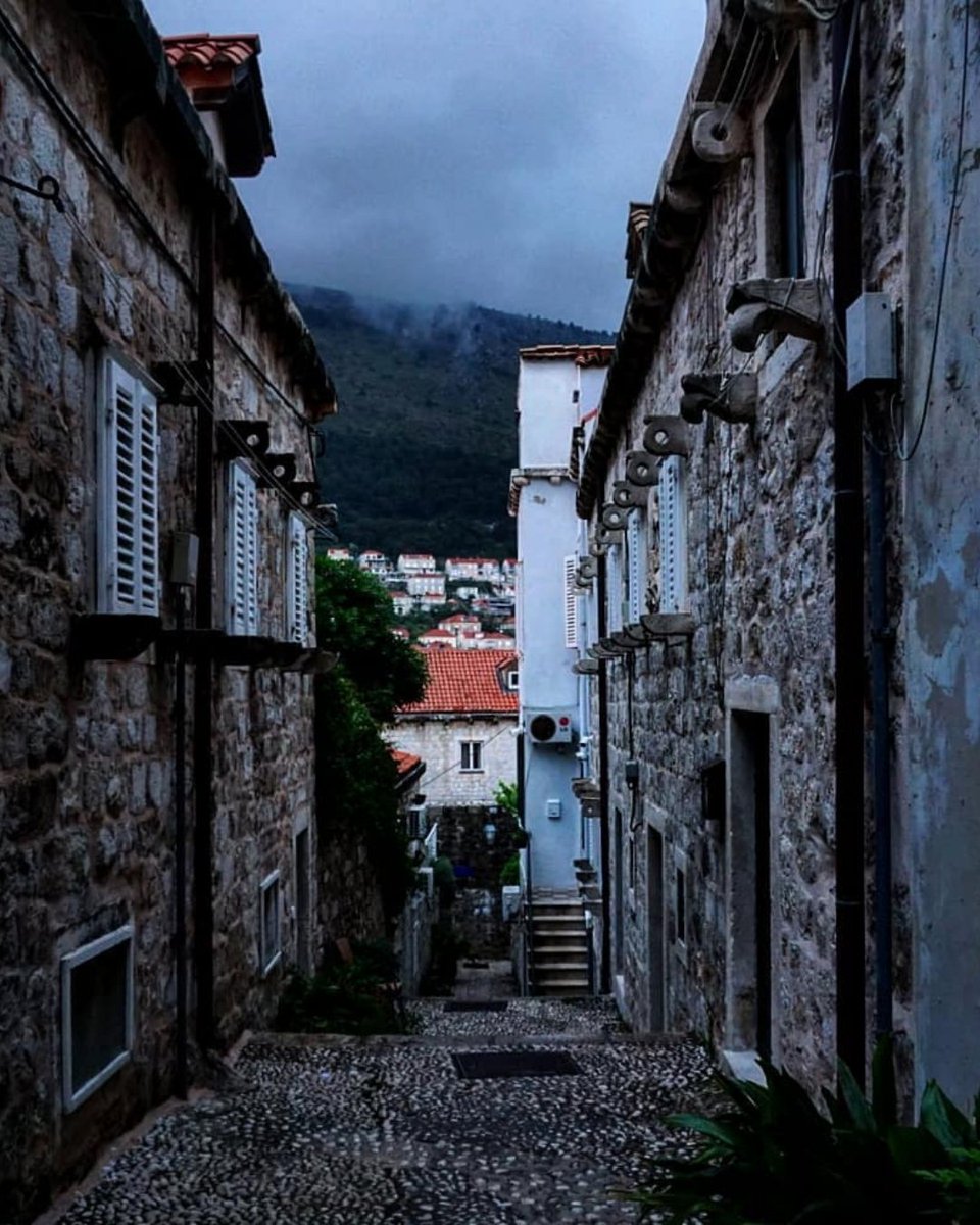 GoTouchDown's tweet image. The best way to learn about something is to take the path least travelled.
_
 📷|IG| eigenwillige_wayfarer
_

#GoTouchDown #PictureOfTheDay #HolidaySpirit #TouchdownGroup #Explorer #Memories #Views #SeeTheWorld #NewPlaces #SmallStreet #Passageway #RoamTheWorld #TravelAddict