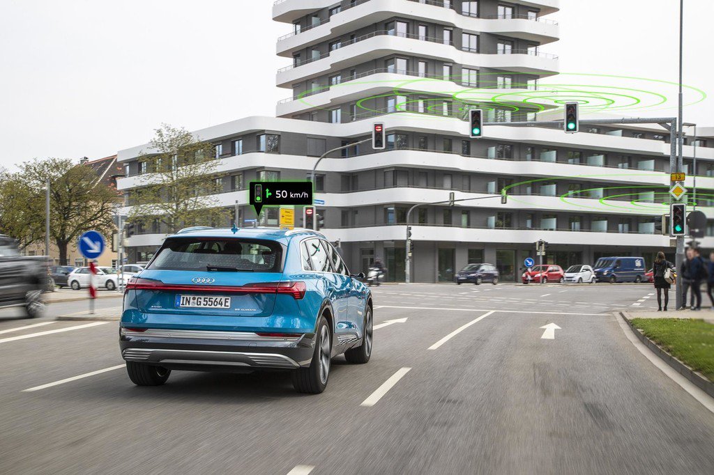 AutoGenial's tweet photo. Los nuevos coches de Audi hablarán con los semáforos a partir de julio para no tener que parar https://t.co/9A42BGIdXQ
