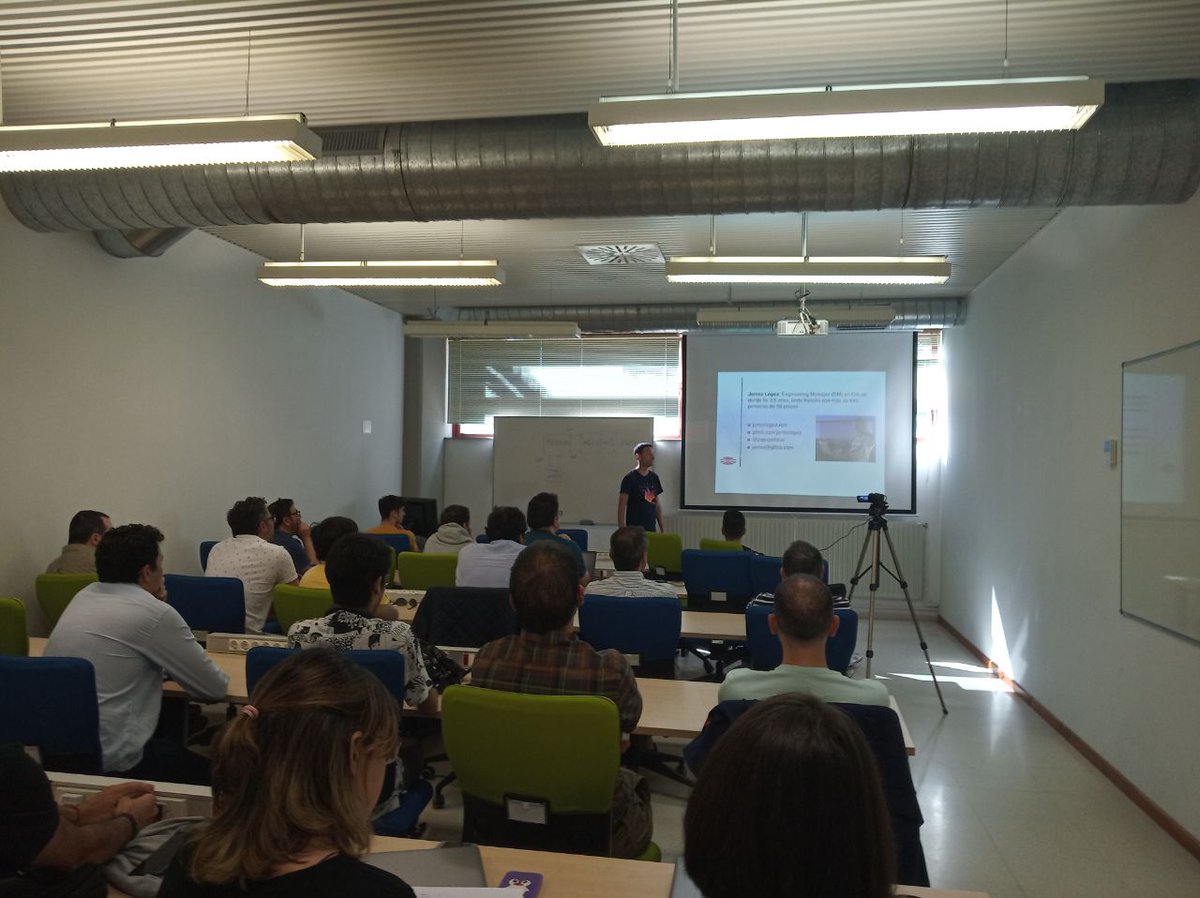gpul_'s tweet photo. Colle o mando dos #GPULLabs @jlopezofficial para contar a súa experiencia traballando en Gitlab e a súa cultura diversa e remote-only 😃 https://t.co/2M7Zk1okYe