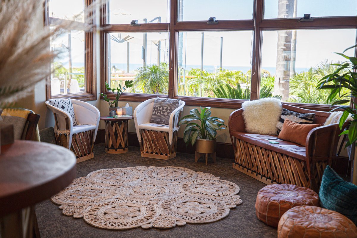 DolphinBayHotel's tweet photo. We can transform our Coastal Room into any space you desire. Nice look from @avenuetwelverentals ✨
#EscapeTheOrdinary #EventSpace #EventPlanning https://t.co/KggnruGzNR
