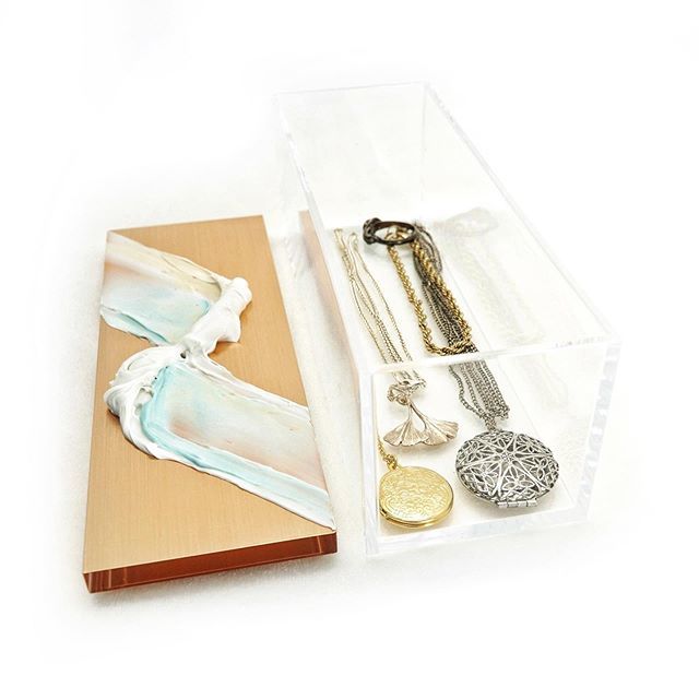 The most gorgeous way to tuck away your jewelry! Wouldn’t you agree?! bit.ly/2EGCd3u