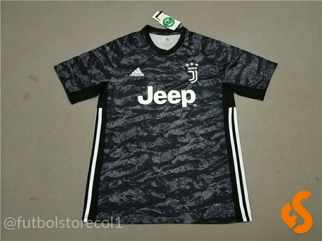 FutbolStorecol's tweet photo. ¡CAMISETA ARQUERO JUVENTUS TEMPORADA 19/20!
Pide aquí en @FutbolStorecol esta sensaciónal camiseta de la Vecchia Signora con la que Szczęsny defenderá su arco la temporada que se aproxima. 
Personalizala con nombre y numero. https://t.co/RSULvDHxFX