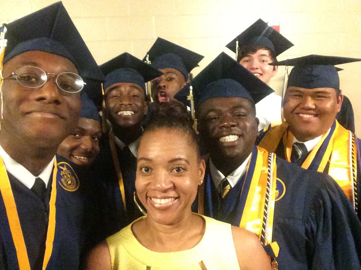 jrw_24's tweet photo. Two years ago today, nobody couldn’t tell me nothing! I graduated and I was out!!!! Now me and my class out here making boss moves.. only two more years before it happen again #2017forever https://t.co/HrvjLIj2bm