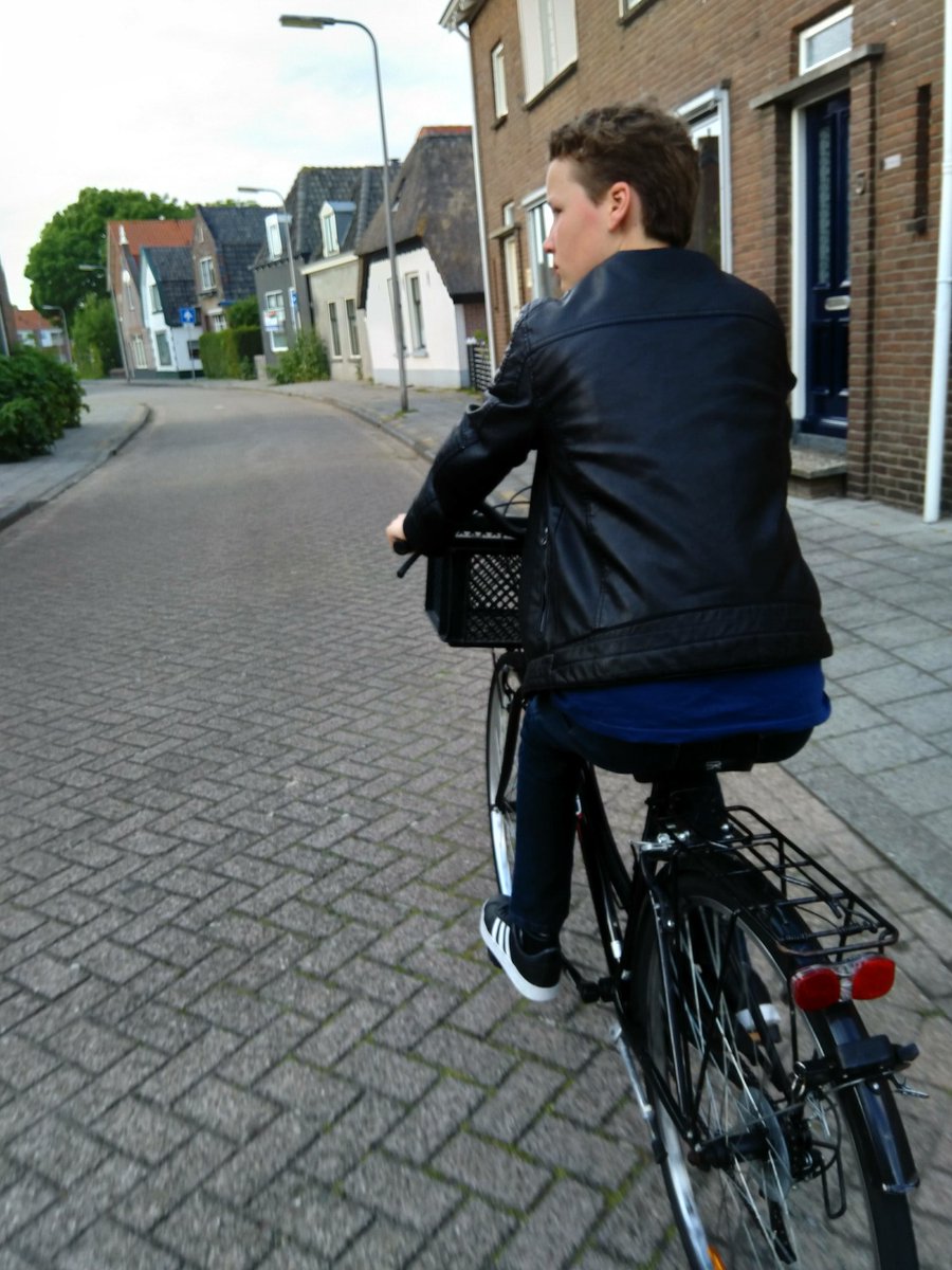 Trompetfred's tweet photo. Onverrichter zake de buurt rond gefietst, in de hoop een glimp op te vangen van de verdwenen gifgroene GT Bikes #BMX van dochter N.
In de afgelopen dagen spontaan verdwenen uit onze tuin😵
Omgeving Greente - #Kampen.
#fietsieFoetsie #verdrietigkind #graagterugbrengen #delenislief https://t.co/n28v6kJc8X