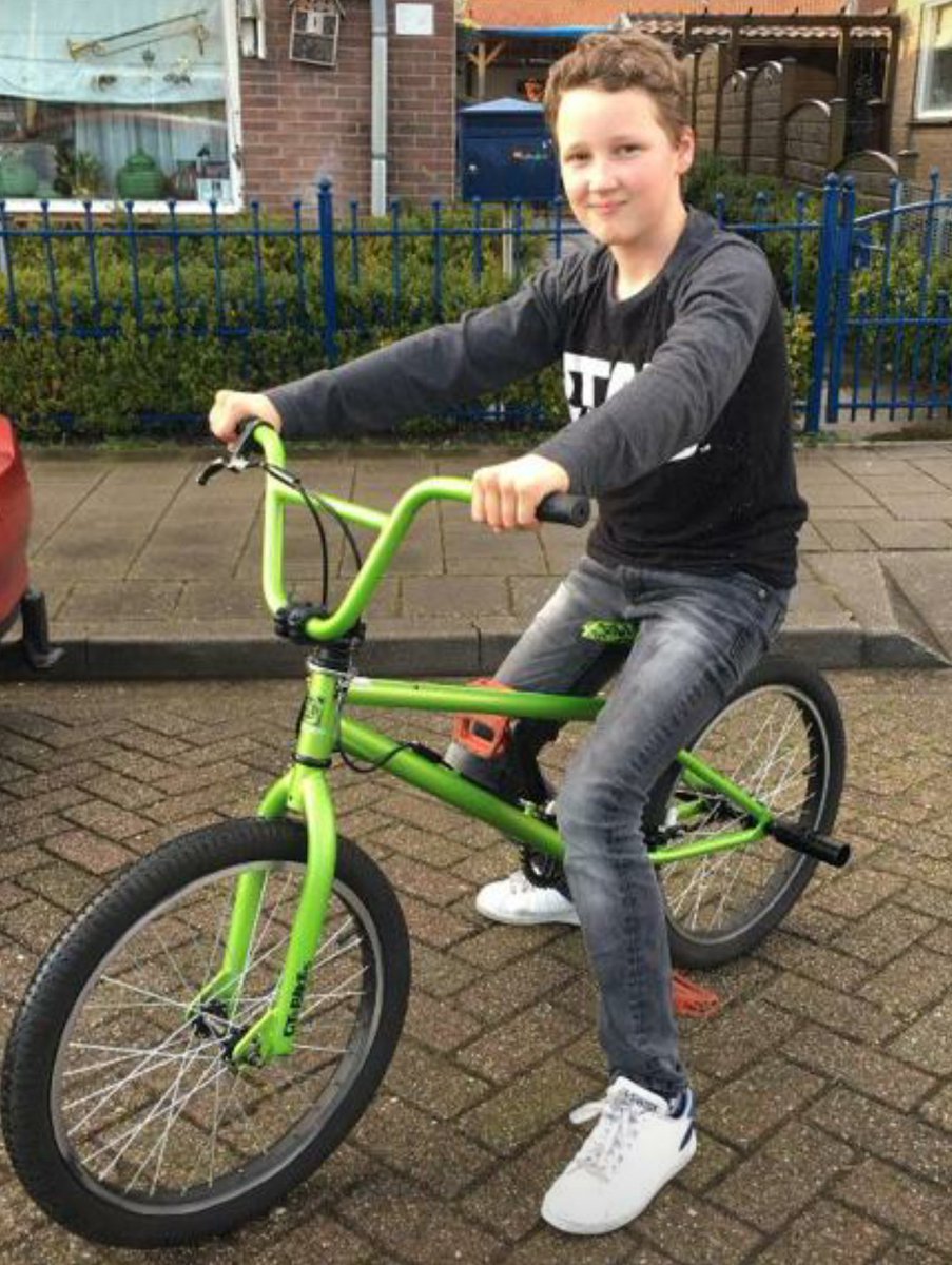 Trompetfred's tweet photo. Onverrichter zake de buurt rond gefietst, in de hoop een glimp op te vangen van de verdwenen gifgroene GT Bikes #BMX van dochter N.
In de afgelopen dagen spontaan verdwenen uit onze tuin😵
Omgeving Greente - #Kampen.
#fietsieFoetsie #verdrietigkind #graagterugbrengen #delenislief https://t.co/n28v6kJc8X
