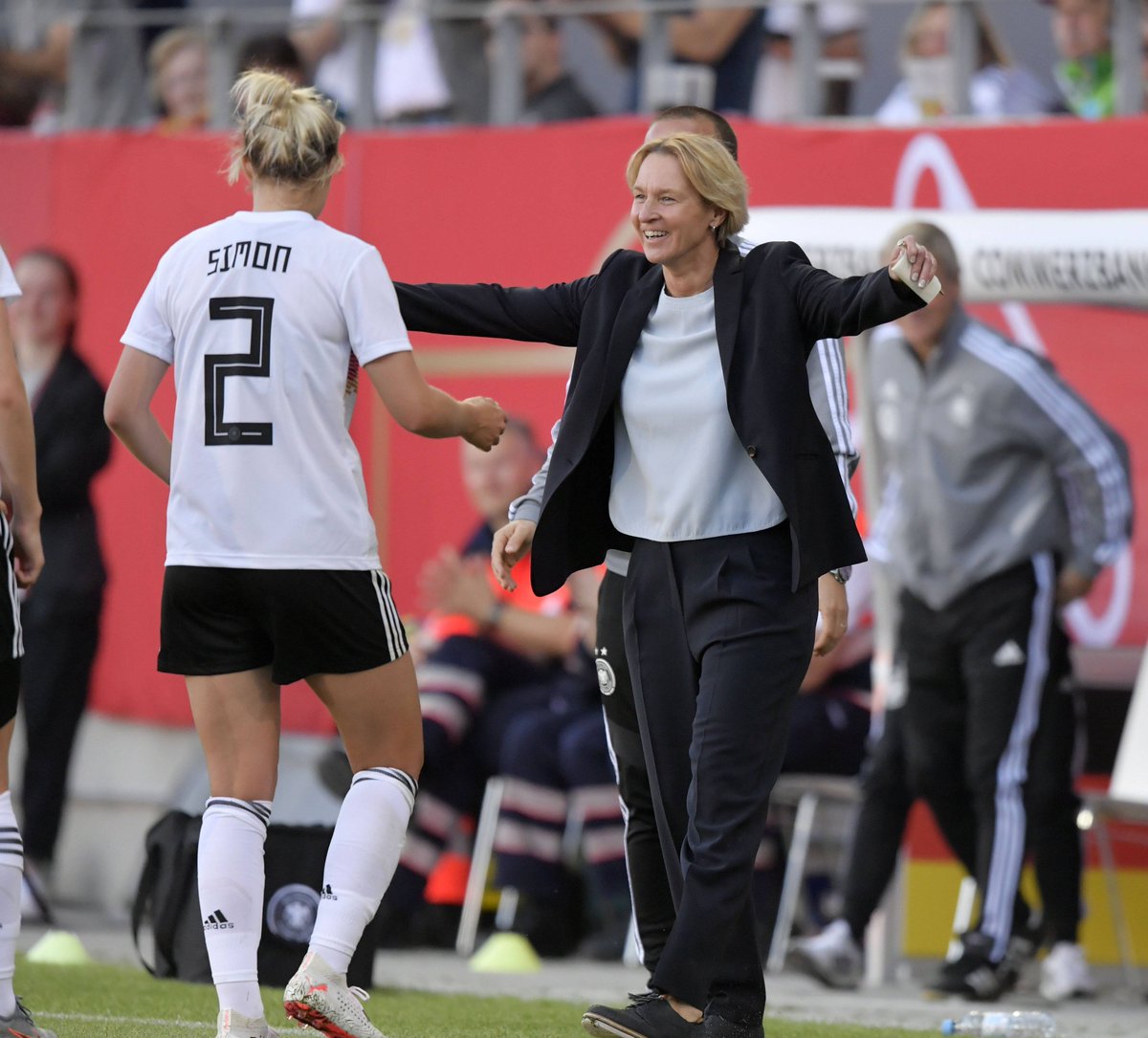 gergergerger49's tweet photo. The coach's seal of approval 🤗

WIR #IMTEAM 🇩🇪 #GERCHI 2-0 https://t.co/dabtE8IwVK