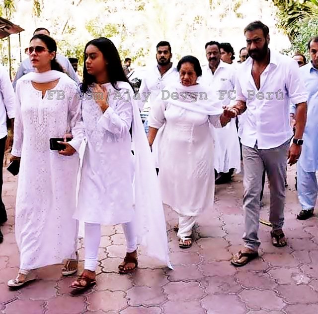 ajaydevgn_peru's tweet photo. #Kajol #NysaDevgan #AjayDevgn and his mother on the funeral of father and director #VeeruDevgan 😔🙏💖 #RipVeeruDevgan https://t.co/3SBirIxN5E
