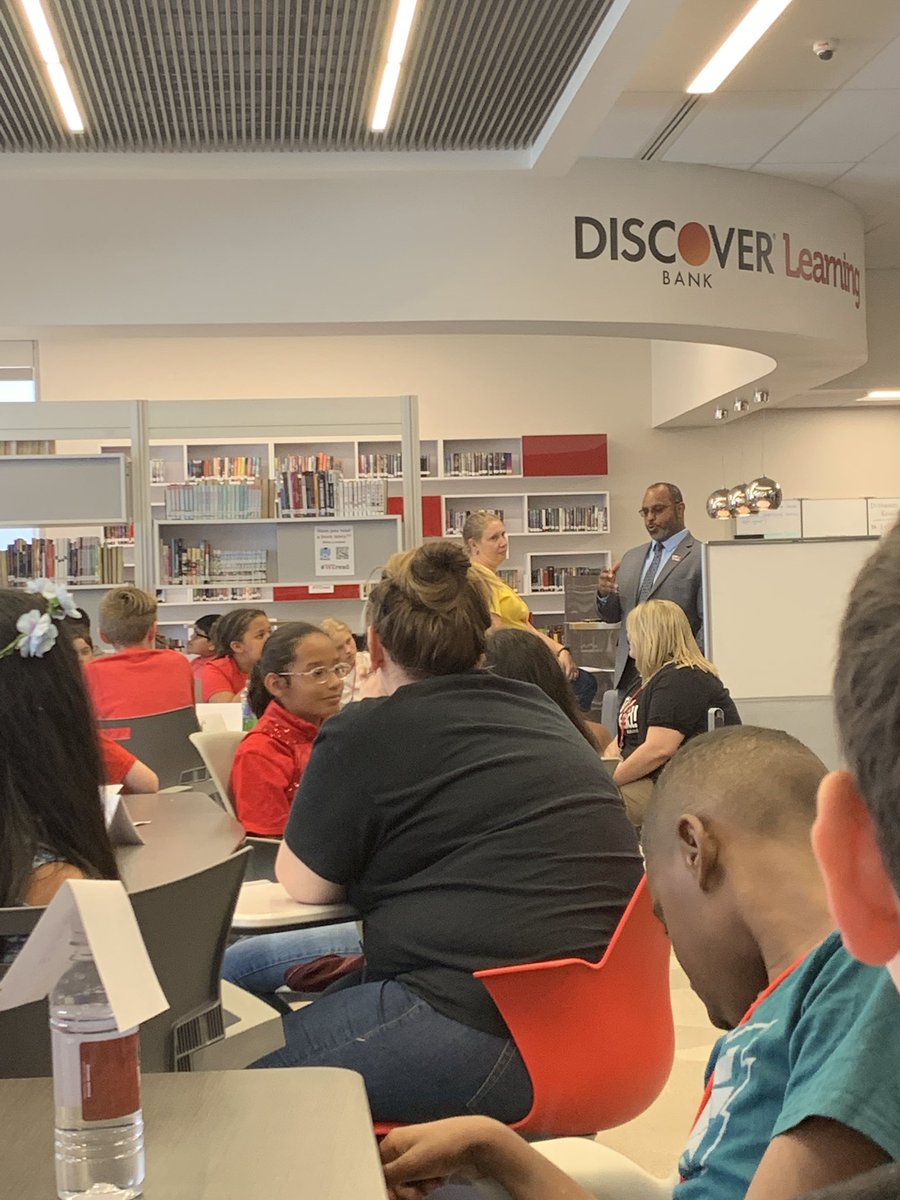 RoselynnRosy's tweet photo. Dr. Blakey giving us some final thoughts about leadership and encouraging us to “push back” as well as always try to make our schools a better place! #kidsleadcsd #cddolphins #PowerOfWeCSD https://t.co/HbChGPlDG6