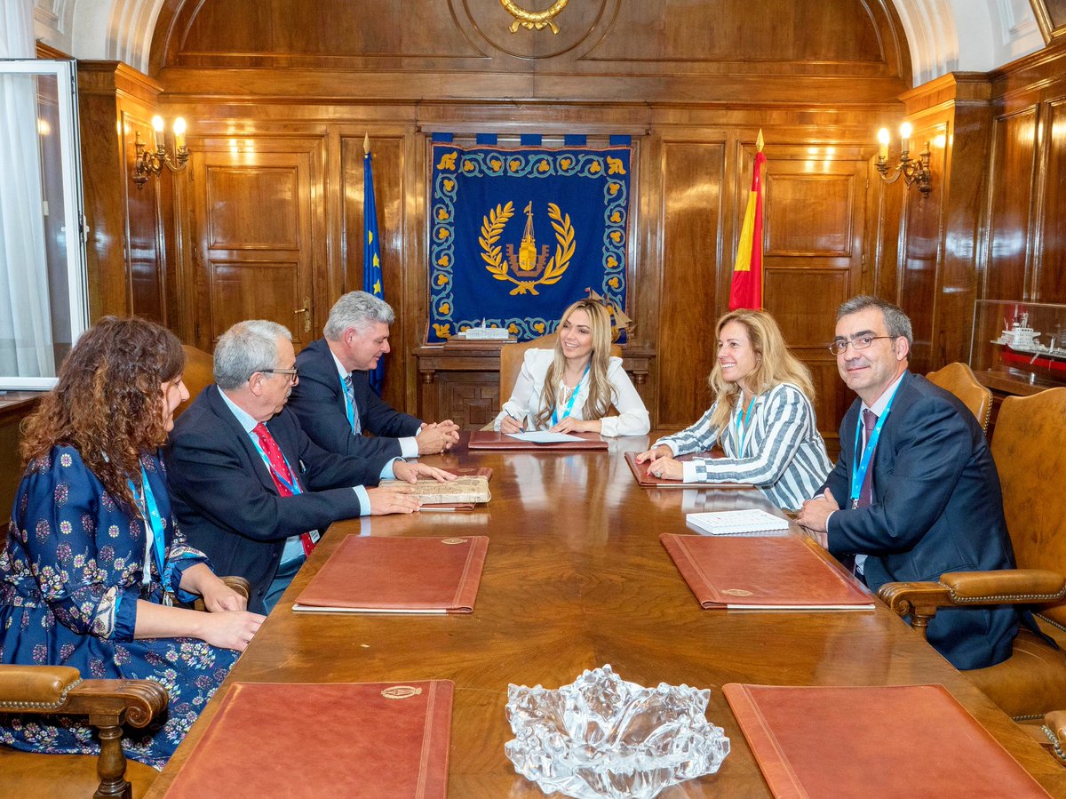 Deboravalera_'s tweet photo. Let's make it official!

Débora Valera @deboravalerads Presidente del Clúster Marítimo Venezolano @clustermarve firmando la adhesión al Clúster Marítimo Iberoamericano - Madrid, España 🇪🇸 May, 2019. https://t.co/jCv2T5UGJo