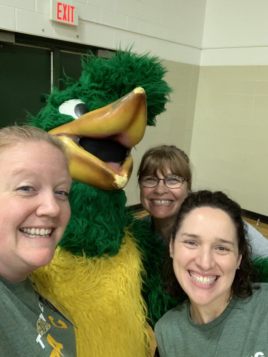AHMrsMorris's tweet photo. Selfie with our #AHmazing mascot! #GradeLevelGames https://t.co/rOuPja8NP4