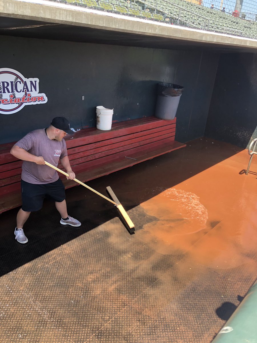 KCMonarchsTurf's tweet image. Love spending thirsty Thursday giving the dugouts a nice bath. #FunWellDone