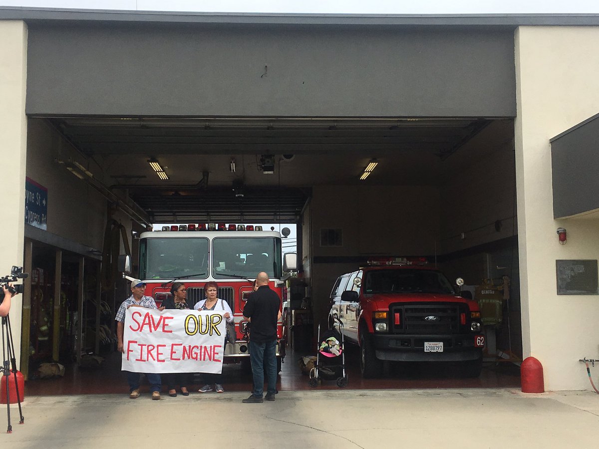 SenereyD's tweet photo. Community members showed up to help save Fire Station 2 in Oxnard from closing down due to budget cuts. Story tonight at 5 &amp; 6 on @KEYTNC3 https://t.co/p9ler2ZJ0z