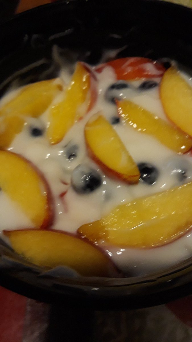 DoreneShaver1's tweet photo. #yumm add some #fresh #necterine #slices n #freshblueberries washed and add to #vanillayougart or #greekyougart #refreshing #snack or #desert #healthier #delicious #kidslove my fav #necterines https://t.co/1laTnS79za