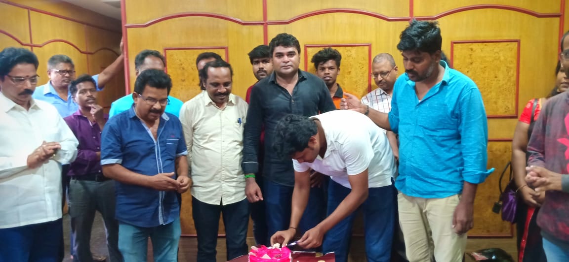 PROSakthiSaran's tweet photo. #Owdatham Team Celebrating 10thDay movie Running Successfully @ #UdhayamTheatre
Story & Producer #Nethajiprabhu
And We Missing Our Contractor #Nesamani🔨 #Pray_for_Neasamani
#PrayForNesamani
@PROSakthiSaran https://t.co/8XiXCrlJLY