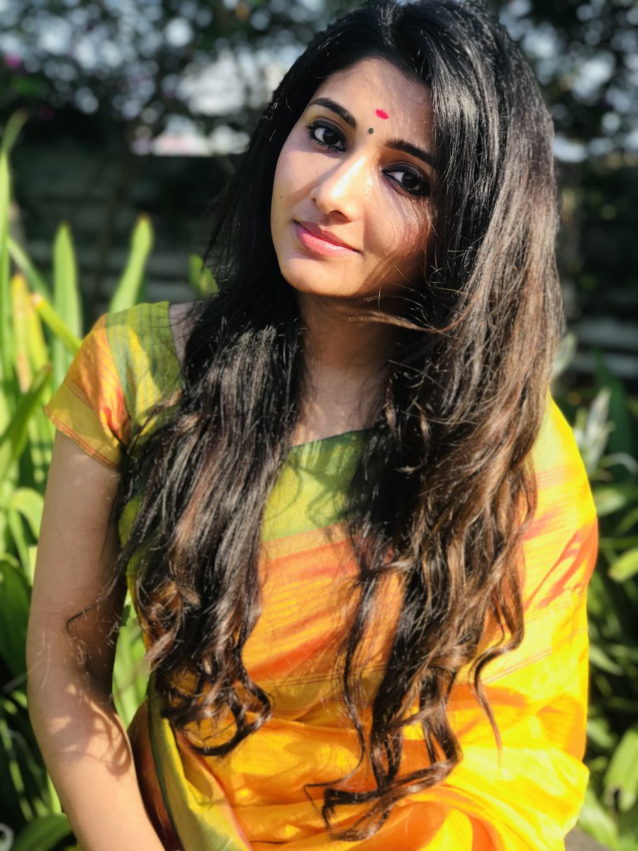 sachien_kannan's tweet photo. @adhitiofficial 
ஏன் இந்த பிரிவை தந்தாய்
என் இதயத்தில் தனிமையை ஊற்றி போனாய்
உள்ளே உன் குரல் கேட்குதடி
என்னை என் உயிர் தாக்குதடி
எங்கே இருக்கிறேன் எங்கே நடக்கிறேன் மறந்தேன் நான் ஓ…
பெண்ணே உந்தன் ஞாபகத்தை நெஞ்சில் சேர்த்து வைத்தேனே
உன்னை பிரிந்து போகையிலே நெஞ்சை இங்கு தொலைத்தேனே❤ https://t.co/q1YrltwwJT
