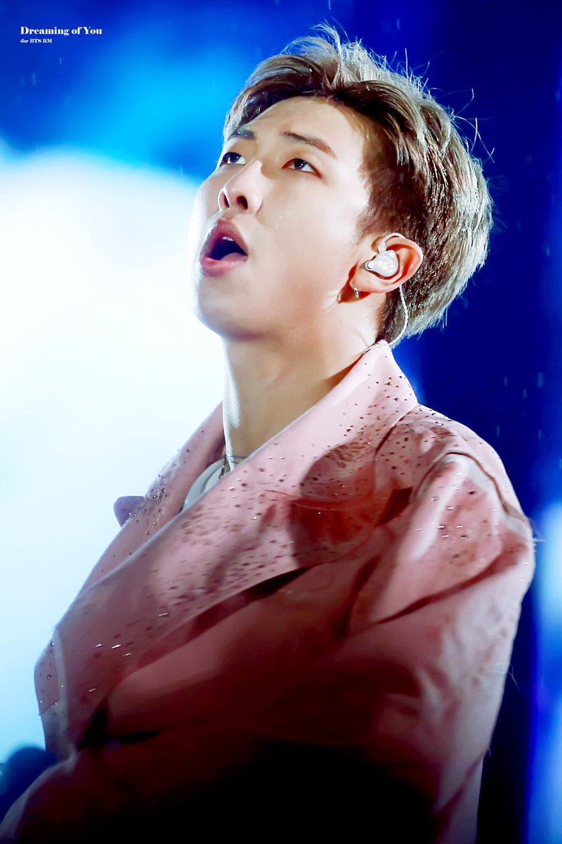 KlMNAMJON's tweet photo. RMPICS_twt :RT RMPICS_twt: 190512 LY:SY tour in Chicago D2
📸 cr. HALLUCIN8_0912 #RM 💕
#BTSatSoldierField_D2 BTS_twt https://t.co/dsw80nk9qE