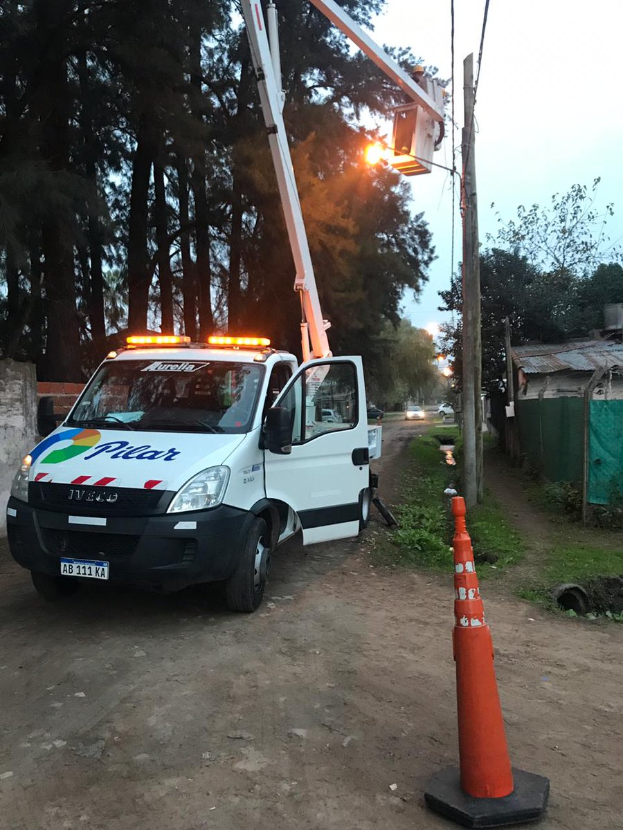 segpilarok's tweet photo. Esta semana realizamos tareas de cableado para las nuevas instalaciones de #CamarasUrbanas en #ManuelAlberti. Recursos que se suman a las más de 950 Cámaras, 333 #AlarmasUrbanas y 17000 descargas de #AlertaPilar para la #prevención del Partido.
Emergencias 24hs COM: 02304276910 https://t.co/FIMgNXjXX6