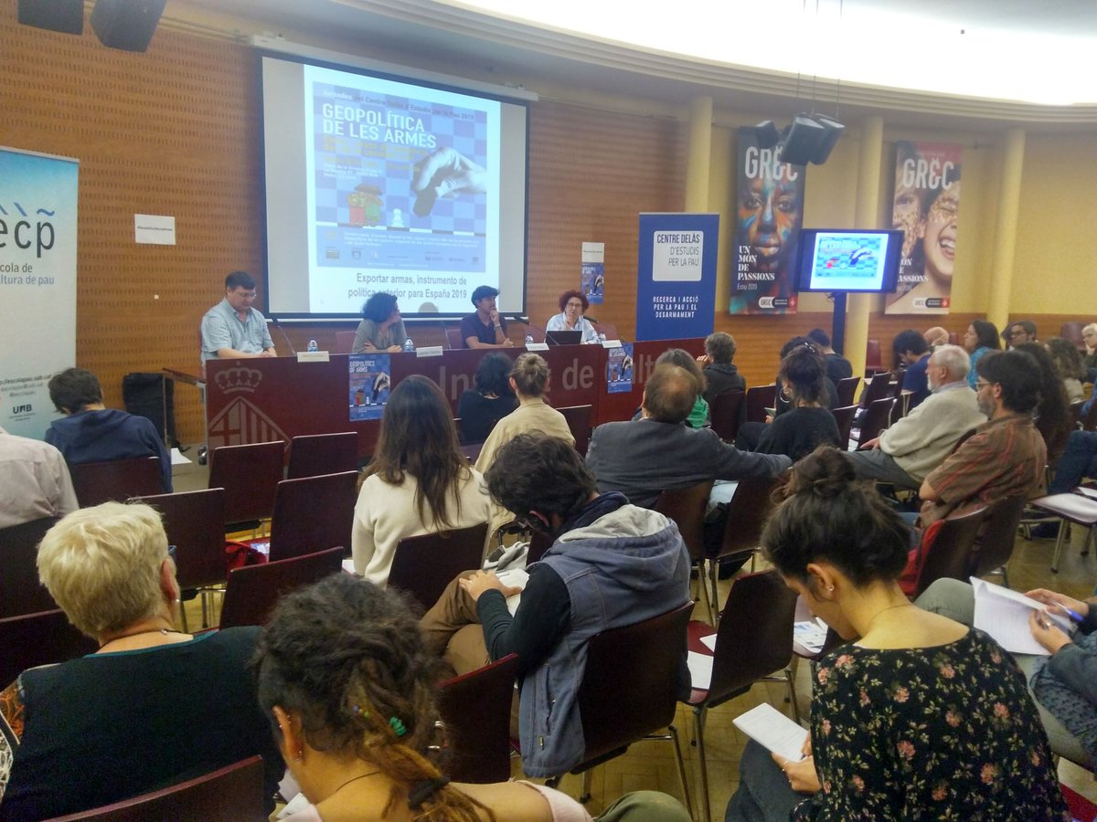 CentreDelas's tweet photo. "La exportación de armas es un instrumento político, porque quien vende decide a quien las vende o no las vende", @ticafont (@CentreDelas) en las Jornadas #GeopolíticaDeLesArmes https://t.co/9ma7wOvsjI